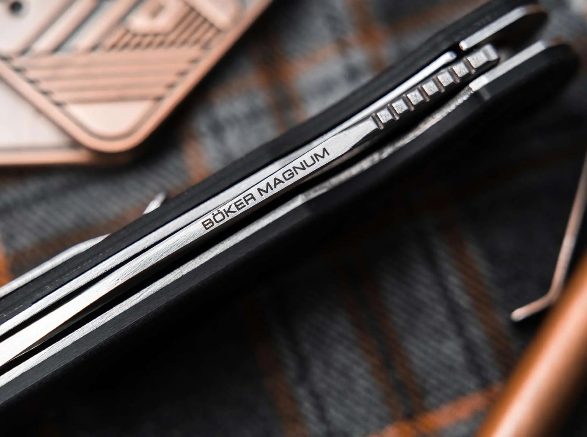 Böker Magnum Bradock Black Taschenmesser 440B Stahl, G10 Griff, Flipper, Linerlock Böker Plus