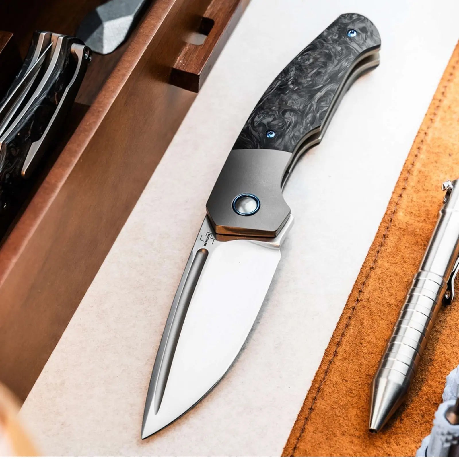 Böker Plus Collection 2025 – Limitiertes Sammlermesser, MagnaCut Klinge, Carbon-Griff, Thierry Savidan Design Böker Plus