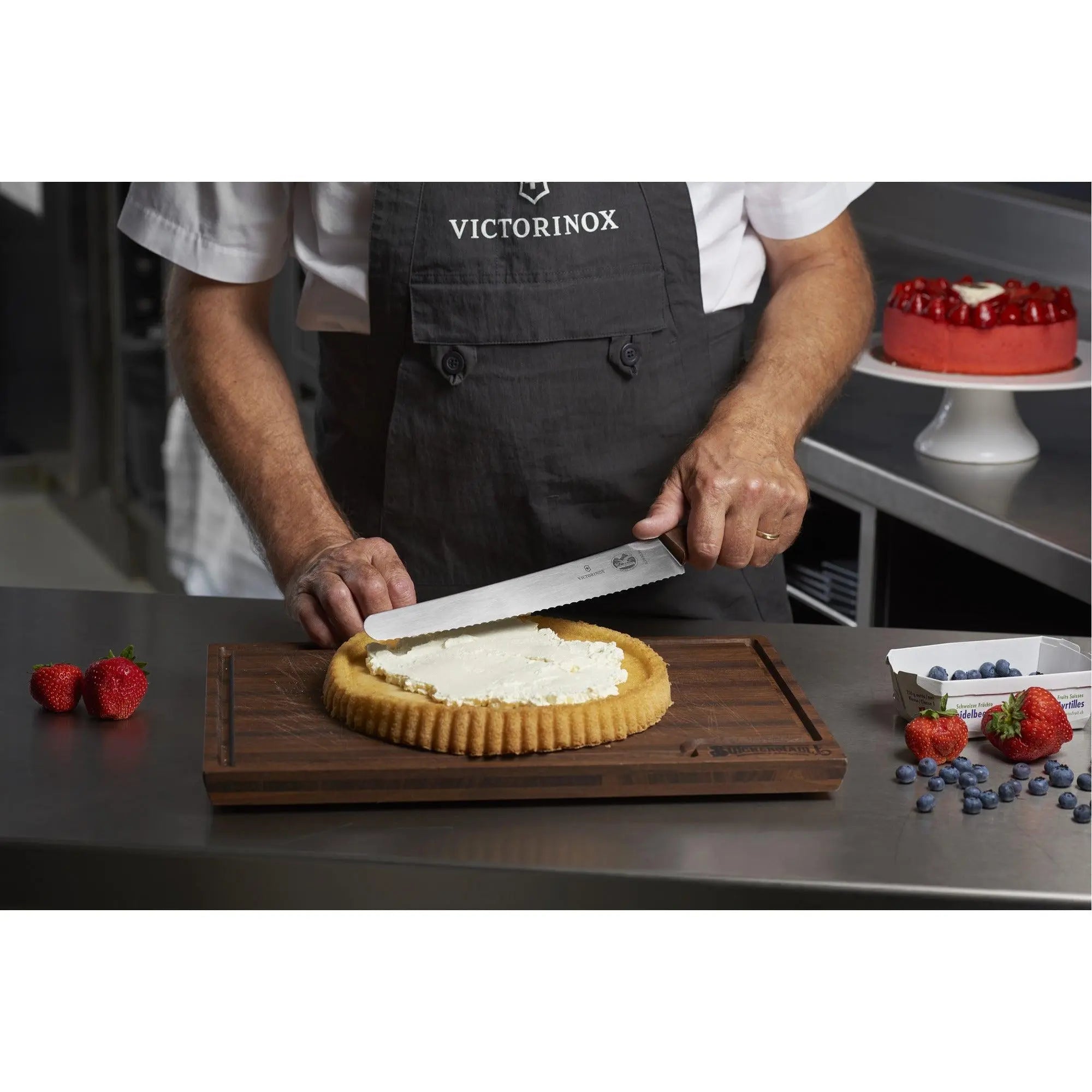 Victorinox Brot- und Konditormesser 26cm Geschenkschachtel Modifiziertes Ahornholz 5.2930.26G Victorinox