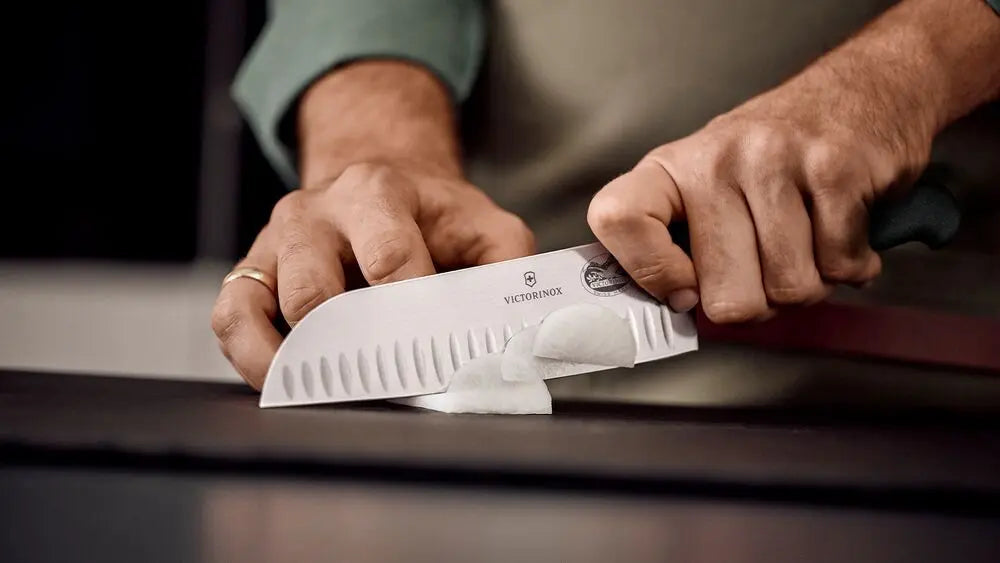Victorinox Fibrox Santokumesser 17 cm – Profi-Küchenmesser mit Kullenschliff Victorinox
