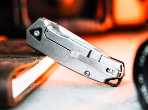 Böker Plus Gemtek Black G10 – EDC Taschenmesser mit D2-Klinge, Framelock & Deep-Carry Clip