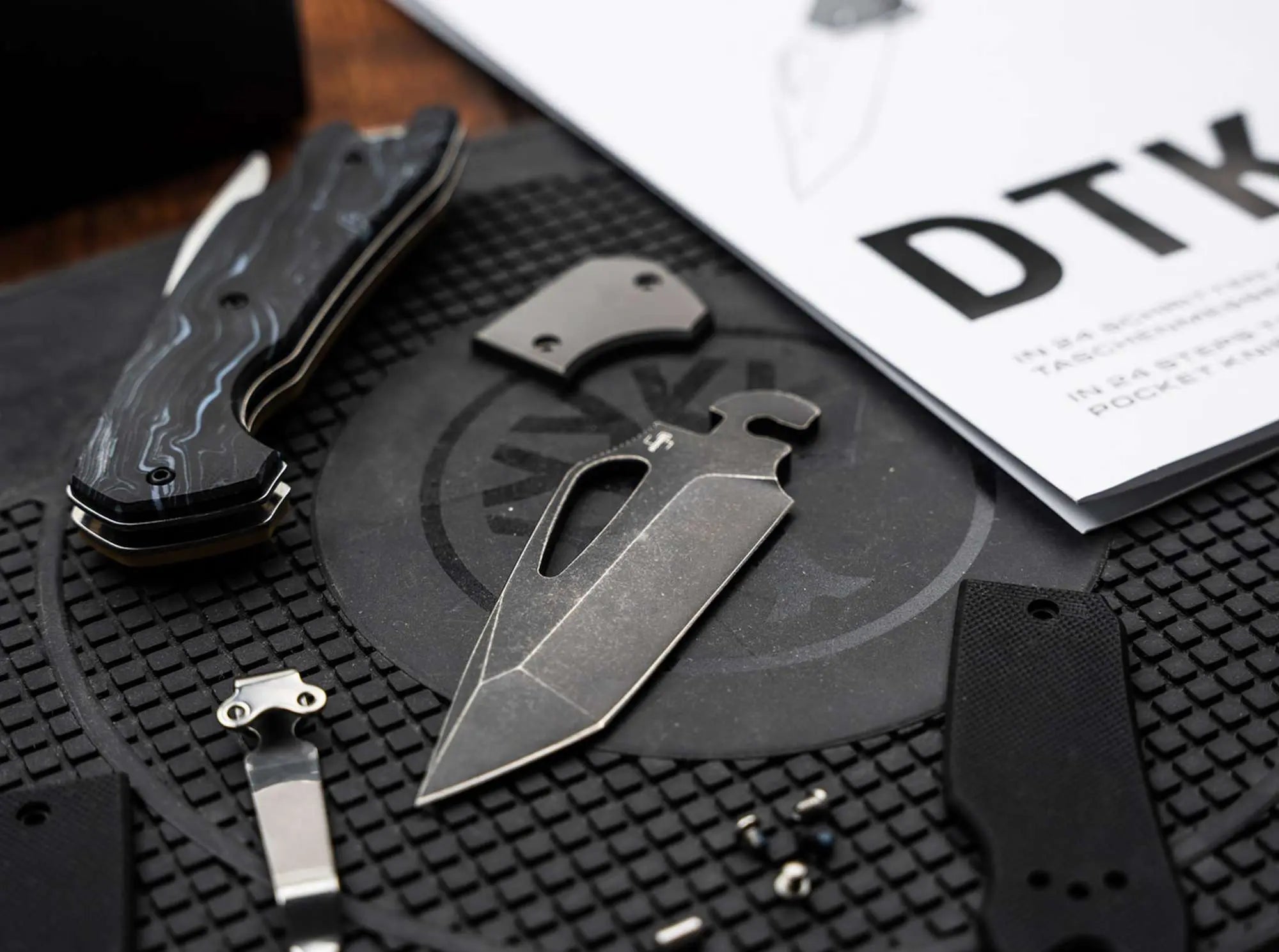 Böker Plus Adventskalender 2026 DTK – geschlossenes Messer auf Basis des Böker DTK