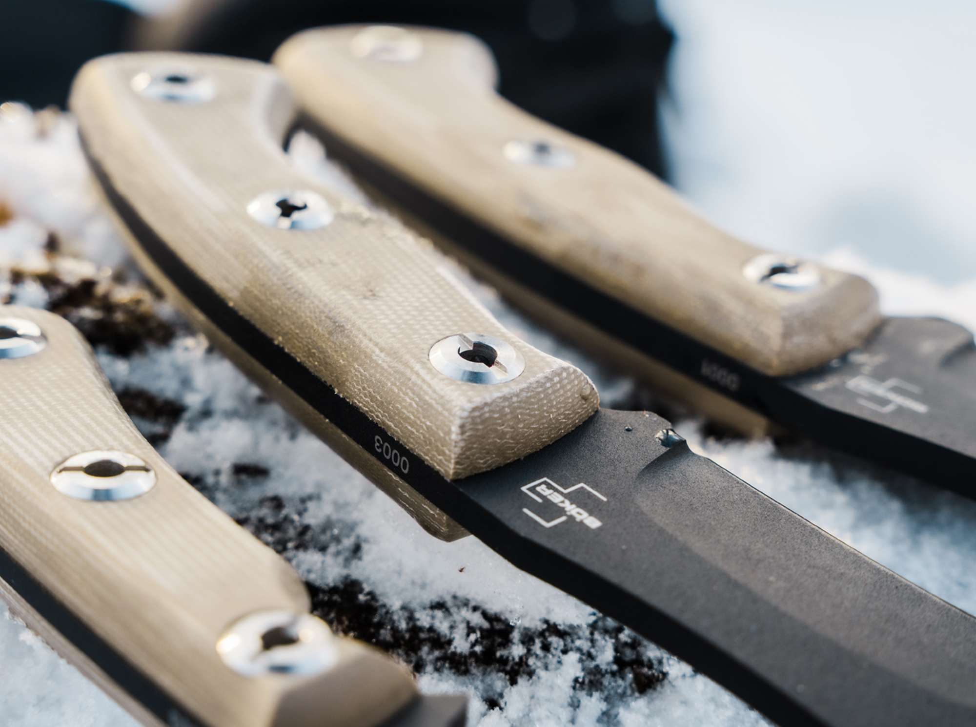 Böker Plus Tracker 2.0 – 1095 Carbonstahl, Micarta, Kydexscheide – Design Dave Wenger, Survivalmesser