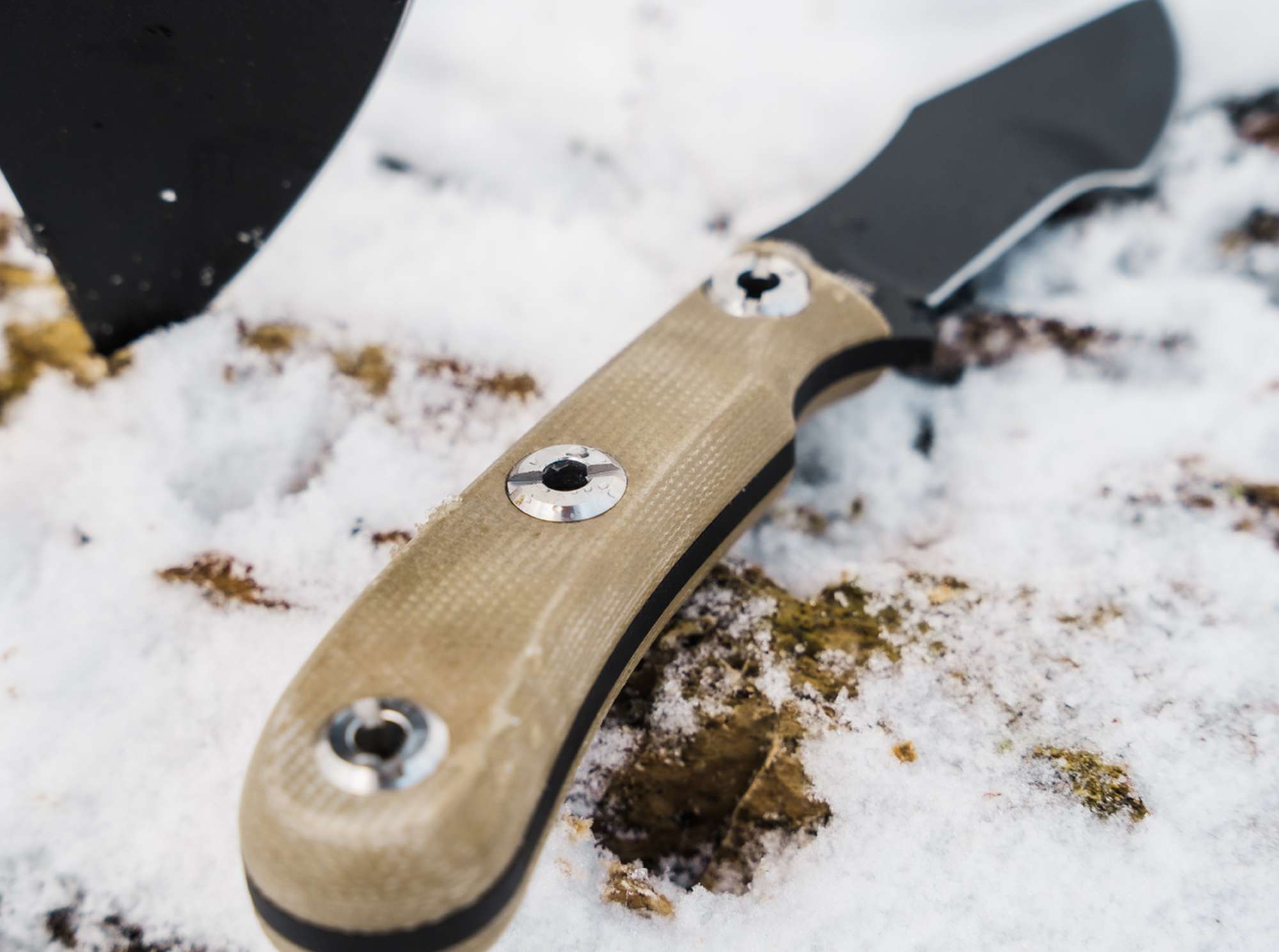 Böker Plus Micro Tracker 2.0 – Kompaktes Bushcraft- und Outdoor-Messer aus 1095 Stahl mit Micarta-Griff & Kydexscheide