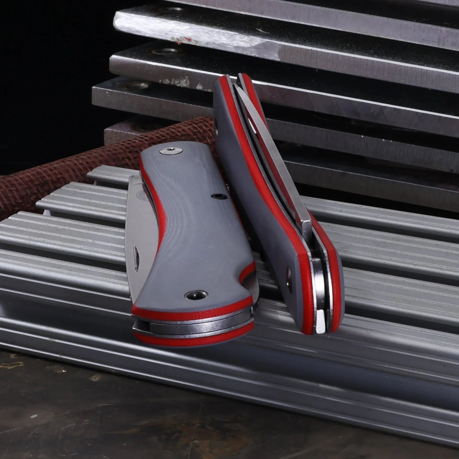 White River Mudbug Gray G10 / Red Liner – Lockback-Taschenmesser CPM MagnaCut, §42a-konform