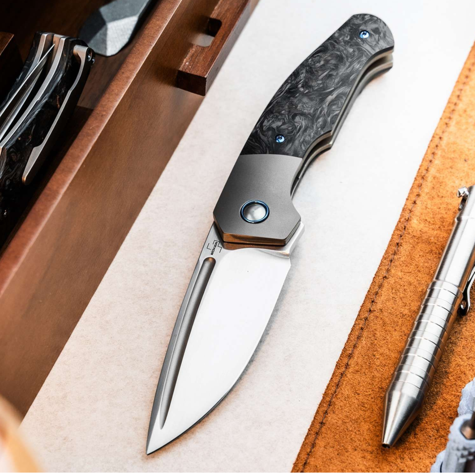 Böker Plus Collection 2025 – Limitiertes Sammlermesser, MagnaCut Klinge, Carbon-Griff, Thierry Savidan Design