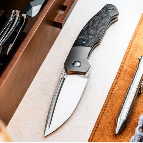 Böker Plus Collection 2025 – Limitiertes Sammlermesser, MagnaCut Klinge, Carbon-Griff, Thierry Savidan Design