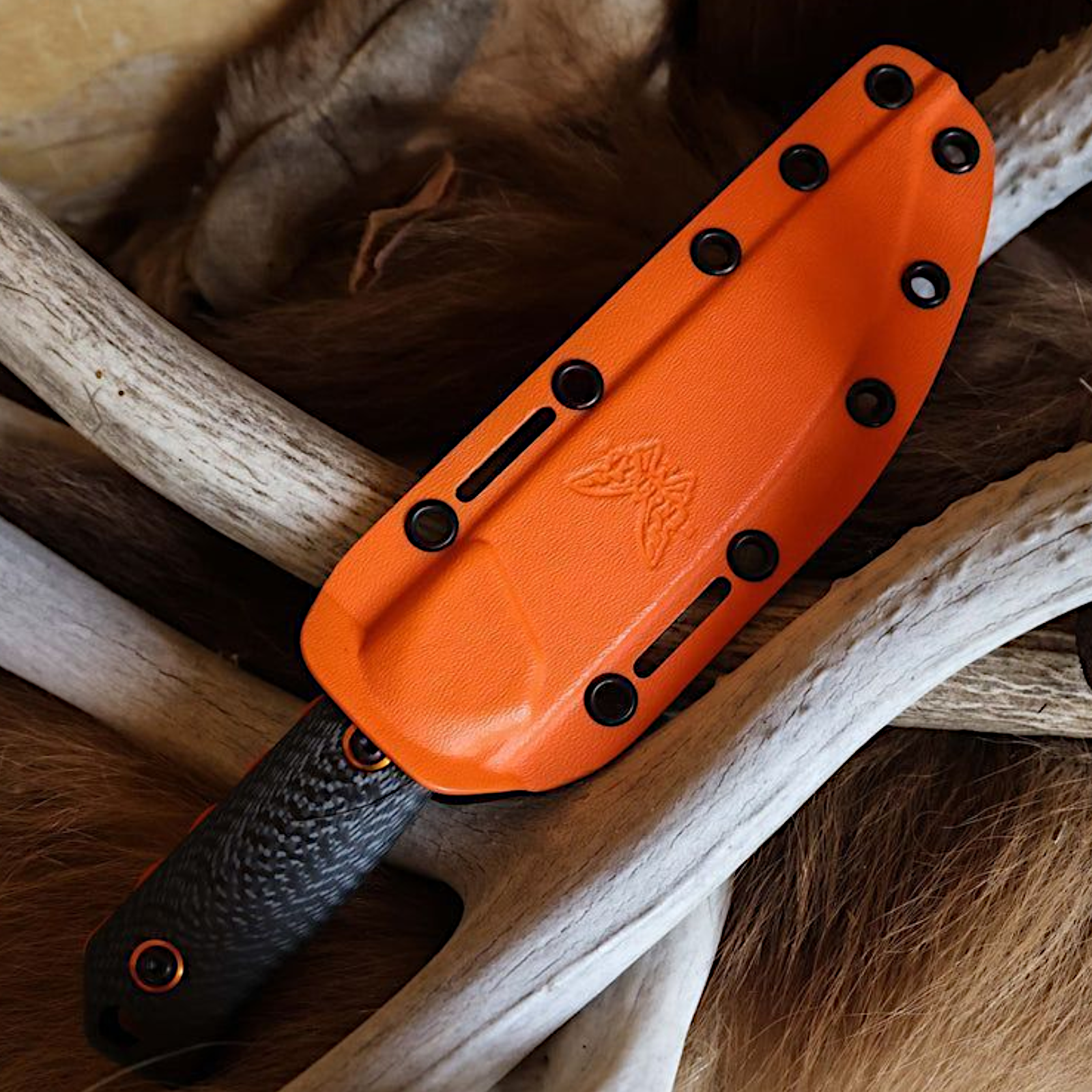 Benchmade 15600OR Raghorn CPM-CruWear – Jagdmesser mit Carbon-Griff