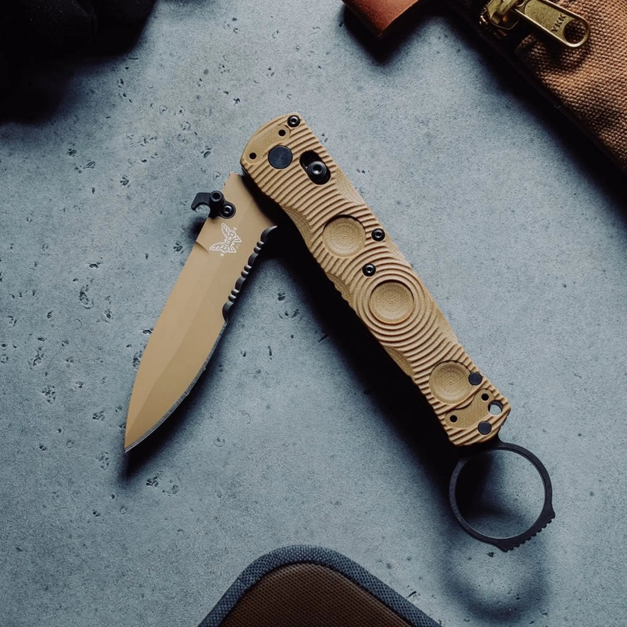 Benchmade 393SSN-01 Mini SOCP Folder Sand – geschlossenes Messer mit Taschenclip