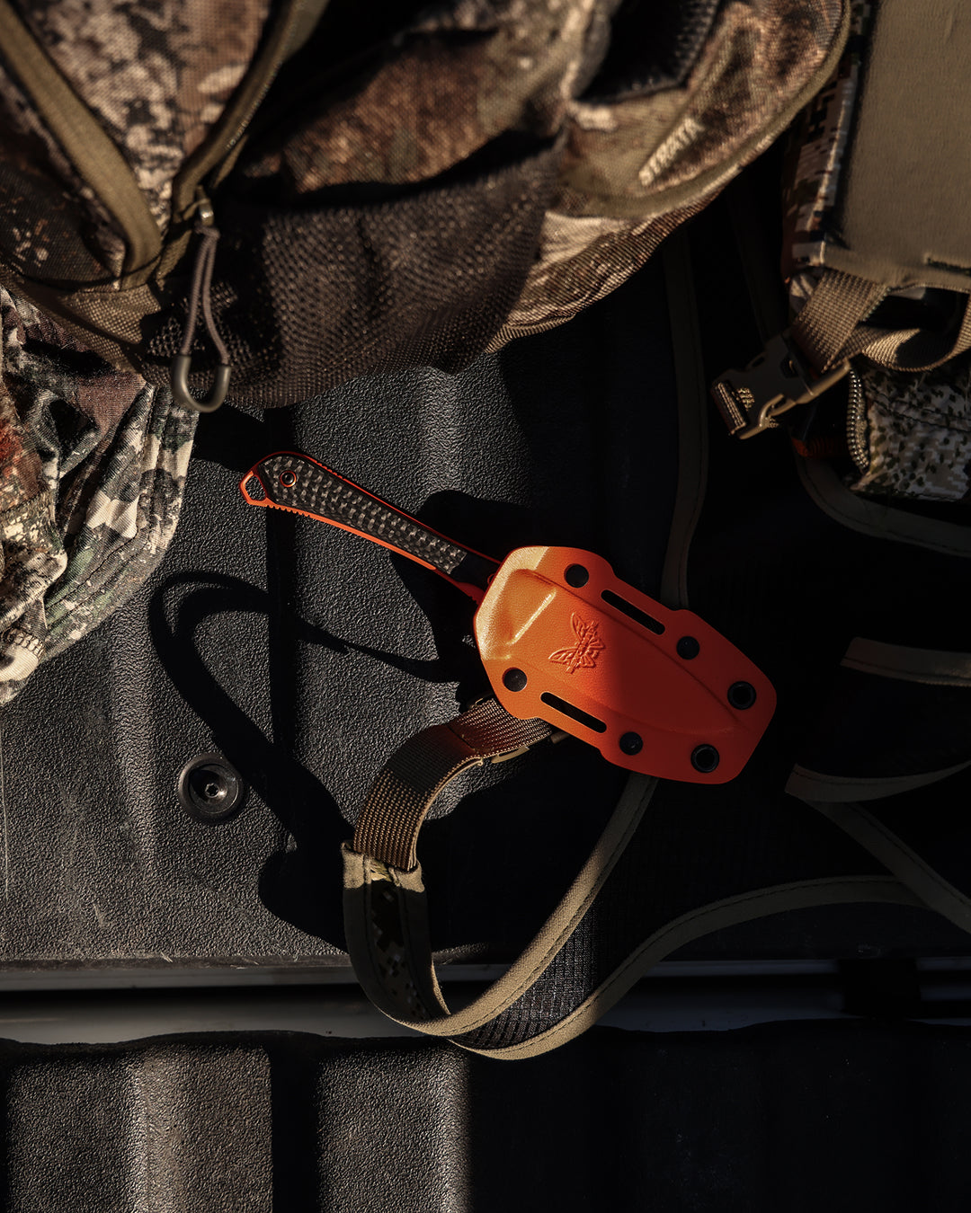 Benchmade 15201OR Altitude CPM-S90V – Ultraleichtes Jagdmesser aus Carbon