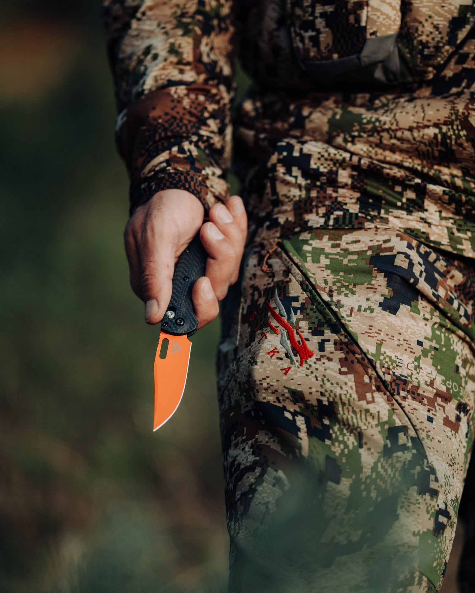 Benchmade 15535OR-01 Taggedout CPM-MagnaCut – Carbon Griff, Axis Lock