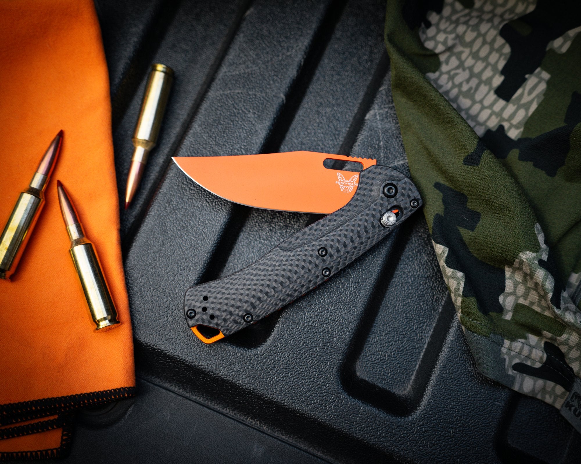 Benchmade 15535OR-01 Taggedout CPM-MagnaCut – Carbon Griff, Axis Lock