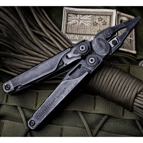 Leatherman Surge® Black inklusive Molle Holster