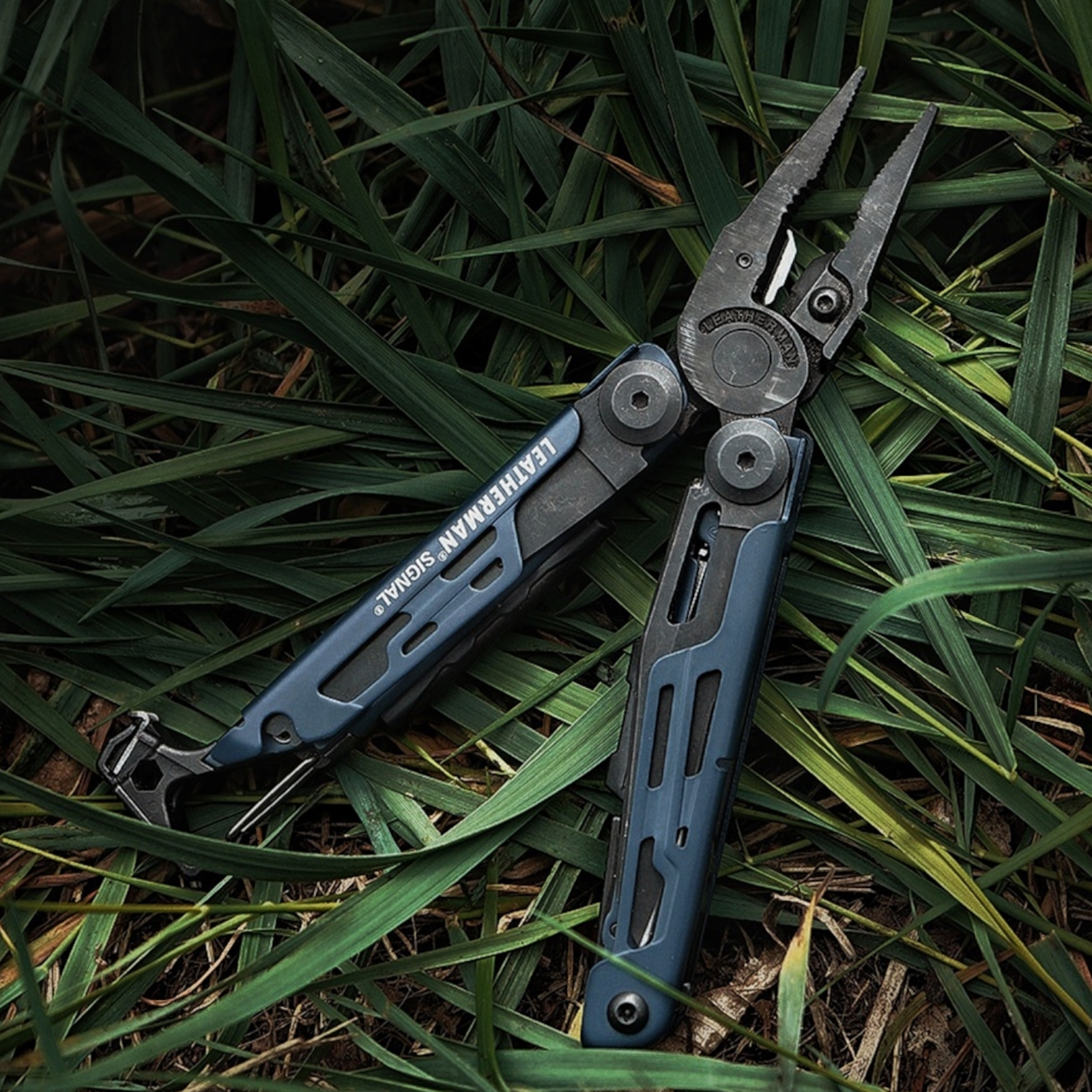 Leatherman Signal® Multi-Tool Nocturnal – Outdoor-Multitool mit 19 Funktionen, Feuerstarter & Signalpfeife