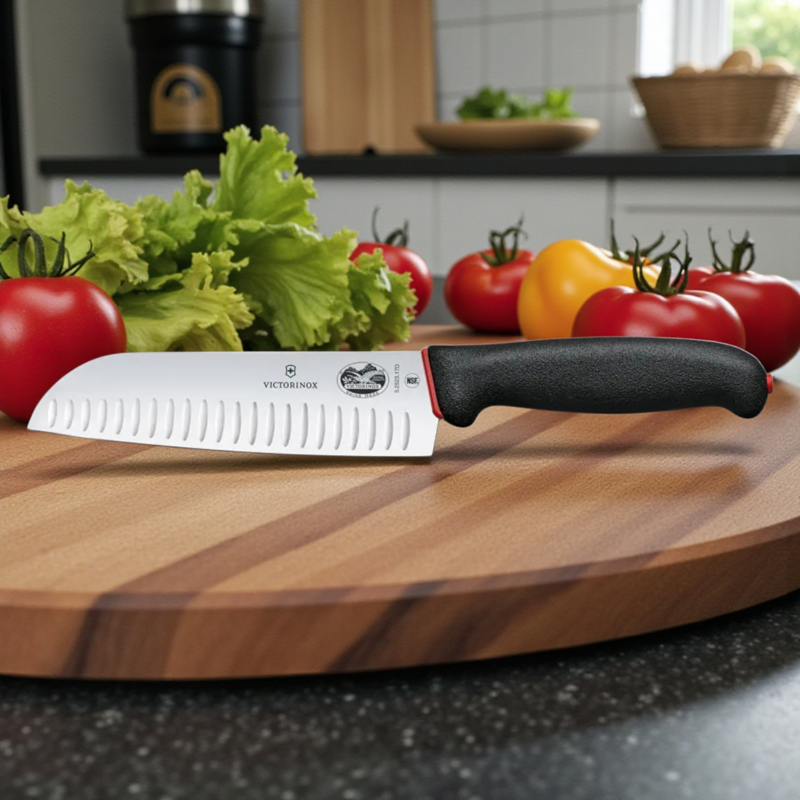 Victorinox Dual Grip Santokumesser 17 cm – Kullenschliff, Schwarz/Rot, rutschfester Profi-Griff