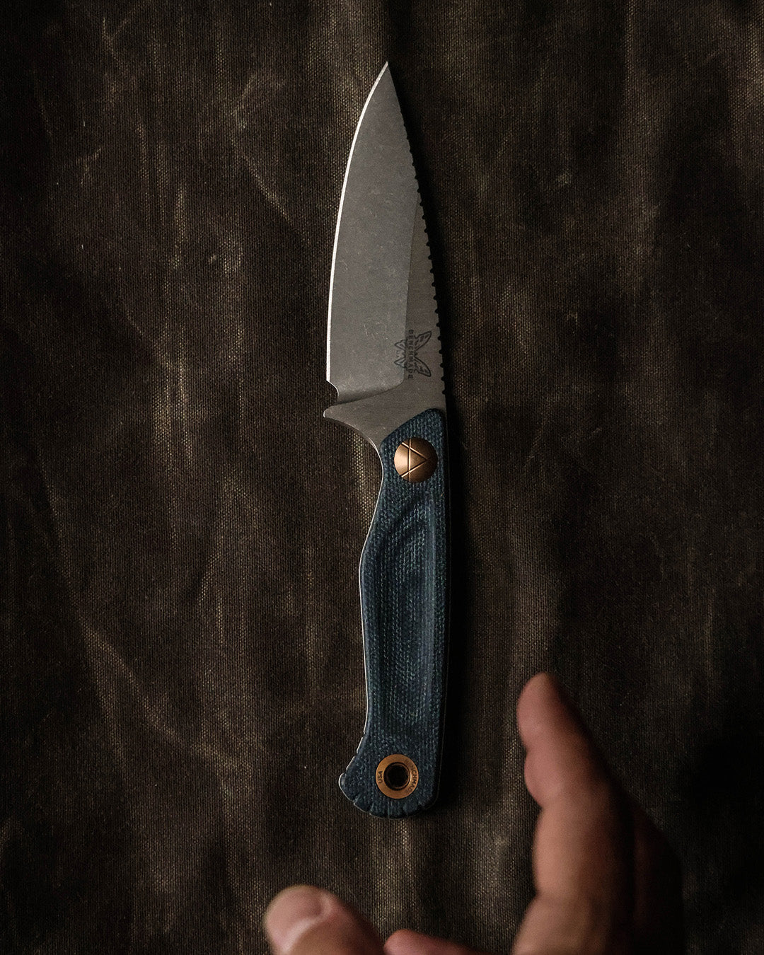 Benchmade 203-04 Dacian Stonewash – MagnaCut Fixed Blade mit Denim Micarta & Lederscheide