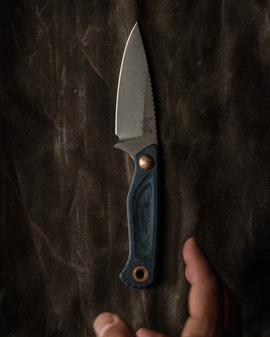 Benchmade 203-04 Dacian Stonewash – MagnaCut Fixed Blade mit Denim Micarta & Lederscheide