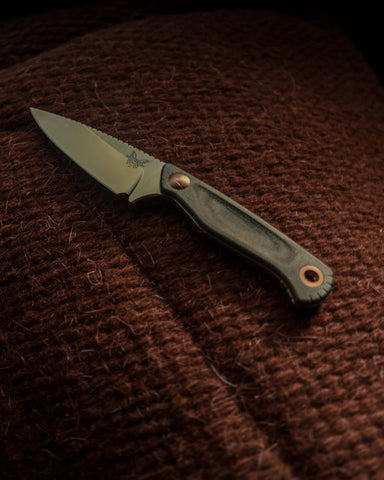 Benchmade 203-04 Dacian Stonewash – MagnaCut Fixed Blade mit Denim Micarta & Lederscheide