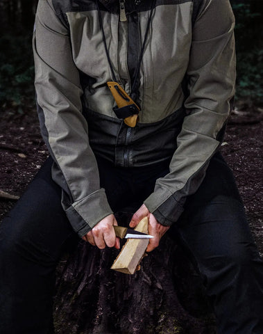 Peltonen Pikkusissi M23 Coyote – Neck Knife mit Kydexscheide