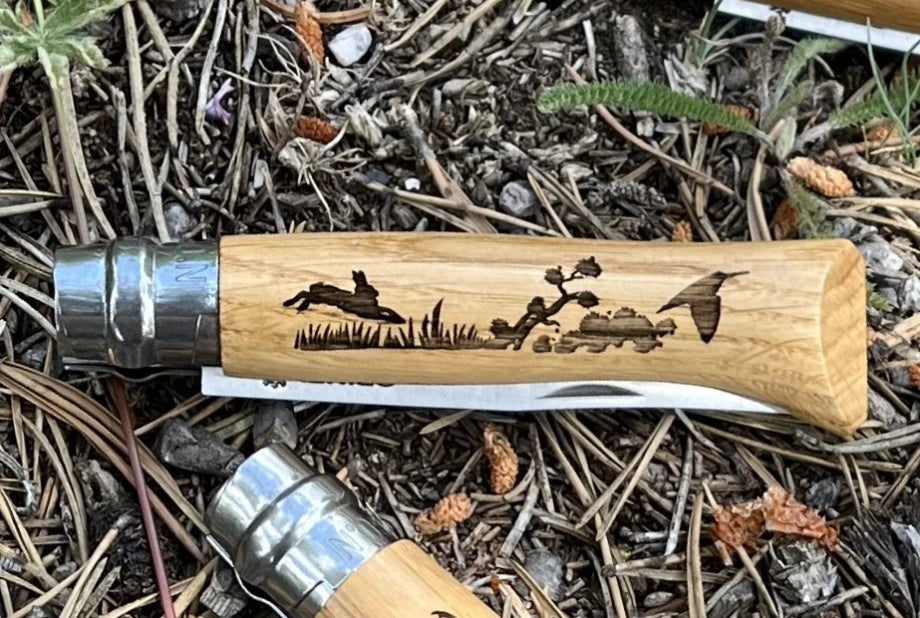 Opinel N°08 Animalia Hase – Taschenmesser mit Gravur auf Eichenholzgriff & 8,5 cm Edelstahlklinge