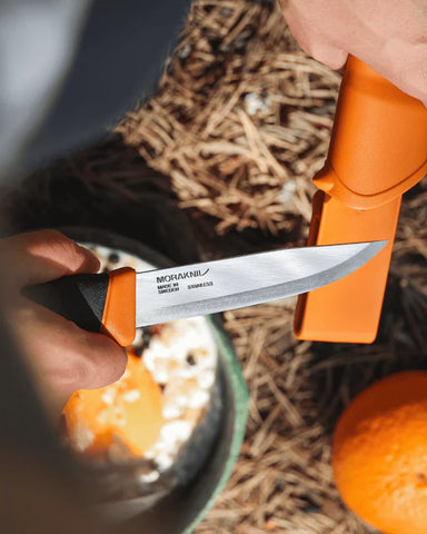 Morakniv Companion (S) Outdoor Messer Hi-Vis Orange – 12C27 Edelstahl, Scandi Schliff & rutschfester Griff