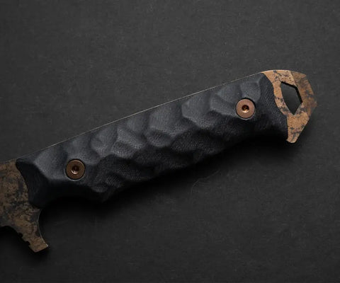 Detailansicht der 80CrV2-Klinge des Dawson Knives Marauder im Wildfire-Finish