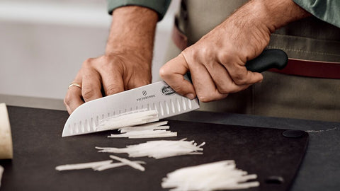 Victorinox Fibrox Santokumesser 17 cm – Profi-Küchenmesser mit Kullenschliff