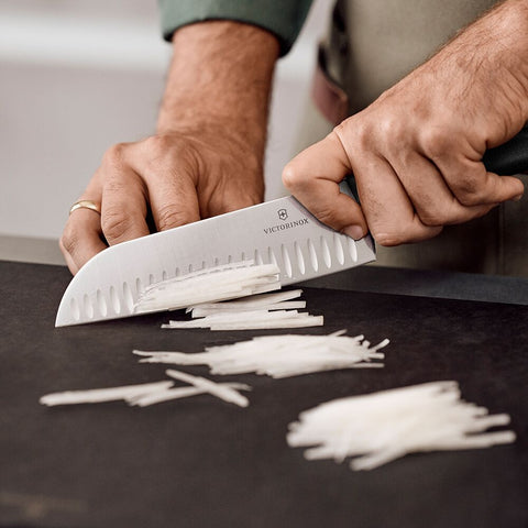 Victorinox Swiss Classic Santokumesser Küchenmesser Kullenschliff Extra Scharf