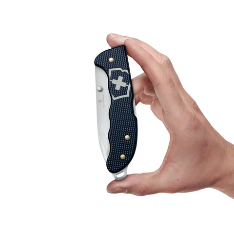 Victorinox Evoke Alox 0.9411.D22 – Größenvergleich in der Hand
