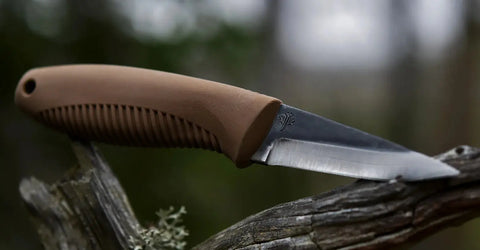 Peltonen Pikkusissi M23 Coyote – Neck Knife mit Kydexscheide