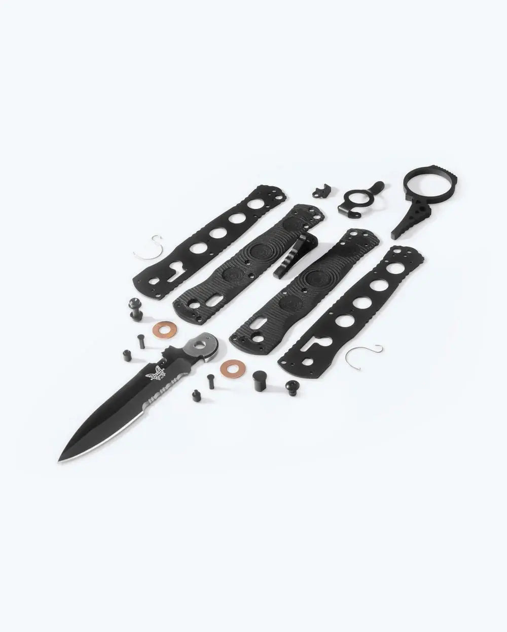 Benchmade 393SBK Mini SOCP Folder Black – Ansicht schräg von vorn mit geöffneter Klinge