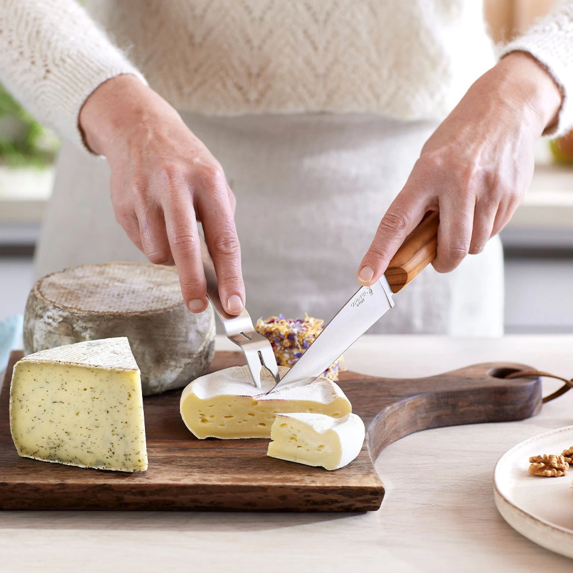 Opinel Käseset Olivenholz – Käsemesser & Gabel – Geschenkidee – Made in France