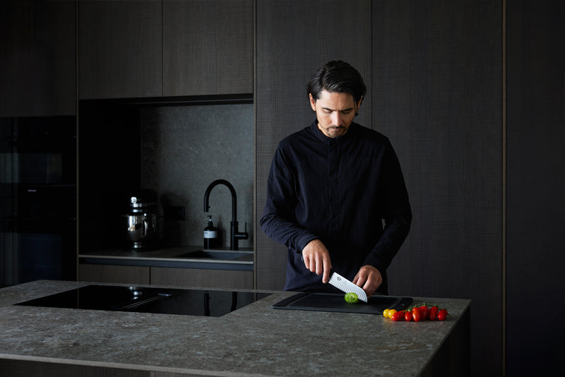 Victorinox Dual Grip Santokumesser 17 cm – Kullenschliff, Schwarz/Rot, rutschfester Profi-Griff