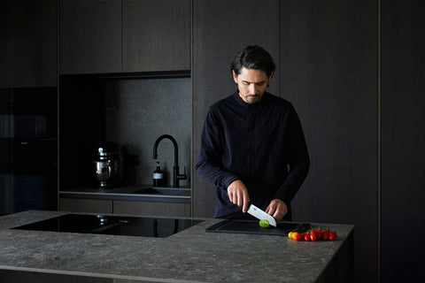 Victorinox Dual Grip Santokumesser 17 cm – Kullenschliff, Schwarz/Rot, rutschfester Profi-Griff