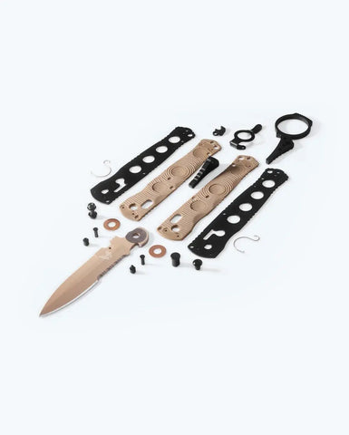 Benchmade 393SSN-01 Mini SOCP Folder Sand – Ansicht schräg von vorn mit geöffneter Klinge