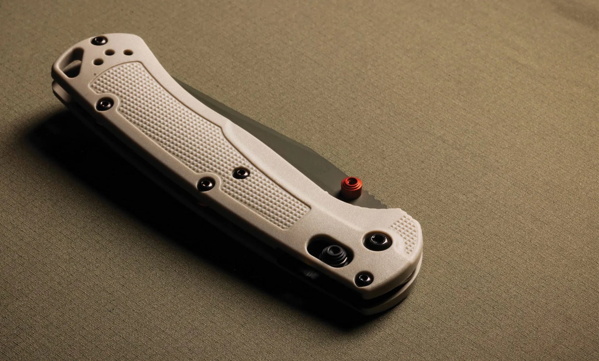 Benchmade 15536GN-01 Taggedout – Tan Grivory, Elmax, AXIS Lock, SelectEdge®